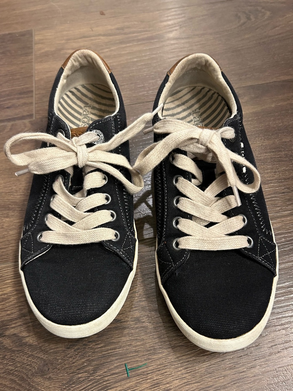 Taos Star Burst Sneakers Black / White size 7.5 cute and cool leather accents